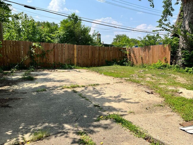 Building Photo - 15863 Kentucky St