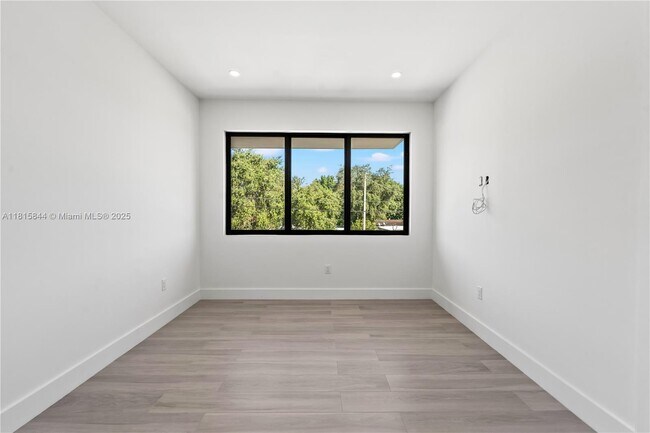 Building Photo - 740 NW 24th Ct
