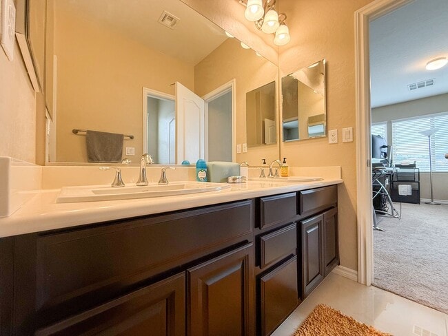 Building Photo - Luxury 6/BD 4.5/BA Large Furnished Home with Dual Primary Suites in Gated Community