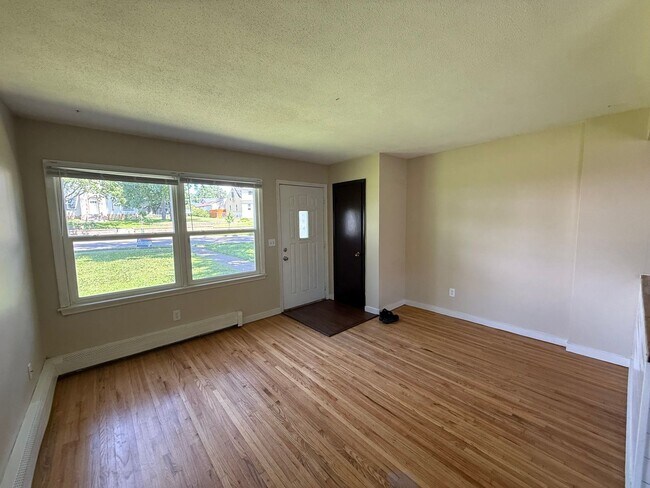Building Photo - 560-562 37th Ave NE