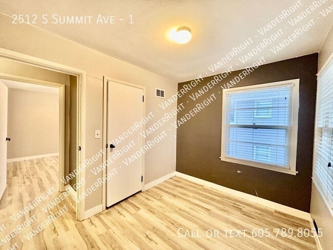 Building Photo - 2512 S Summit Ave