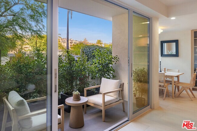 Building Photo - 818 N Doheny Dr