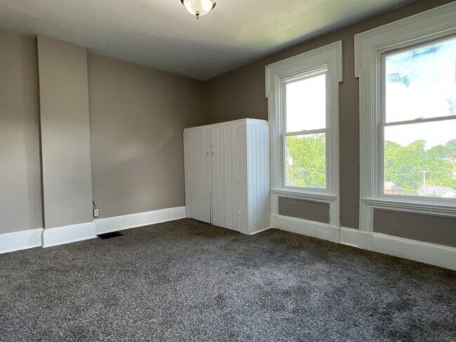 Building Photo - 651 Caledonia Pl