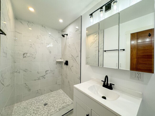 Building Photo - Boyle Heights Stunning Modern Farmhouse