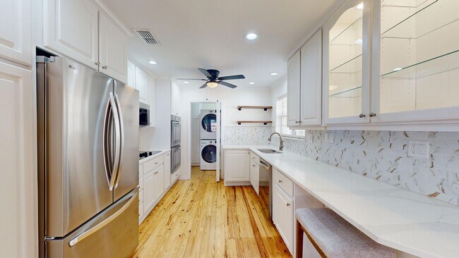 Building Photo - Stunning 4 Bedroom, 2 Bath Home in the Hea...