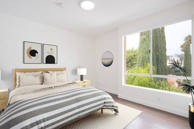 Building Photo - 1616 N Serrano Ave