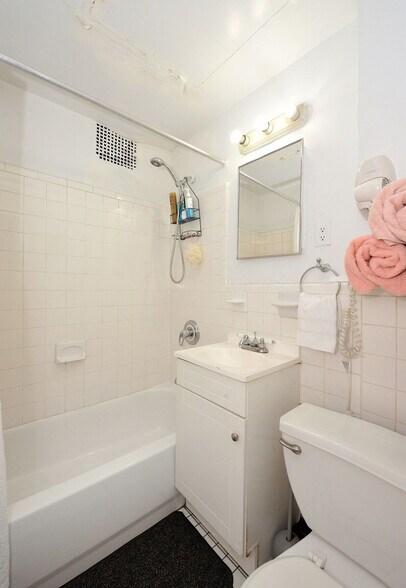 Building Photo - 120 E 39th St