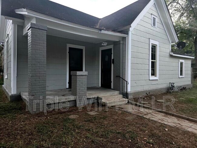 Primary Photo - 1300 W 10th St