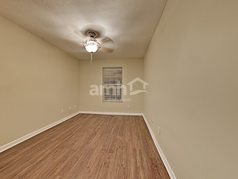 Building Photo - 2000 Farmstead Ln