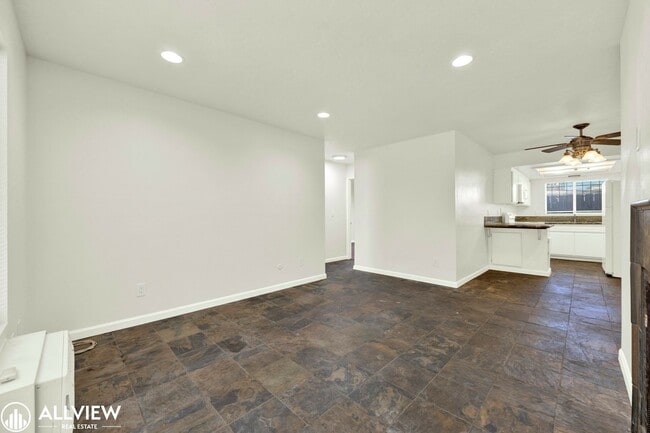 Building Photo - Golden Hill Gem: 2BR/1BA with Fireplace & ...
