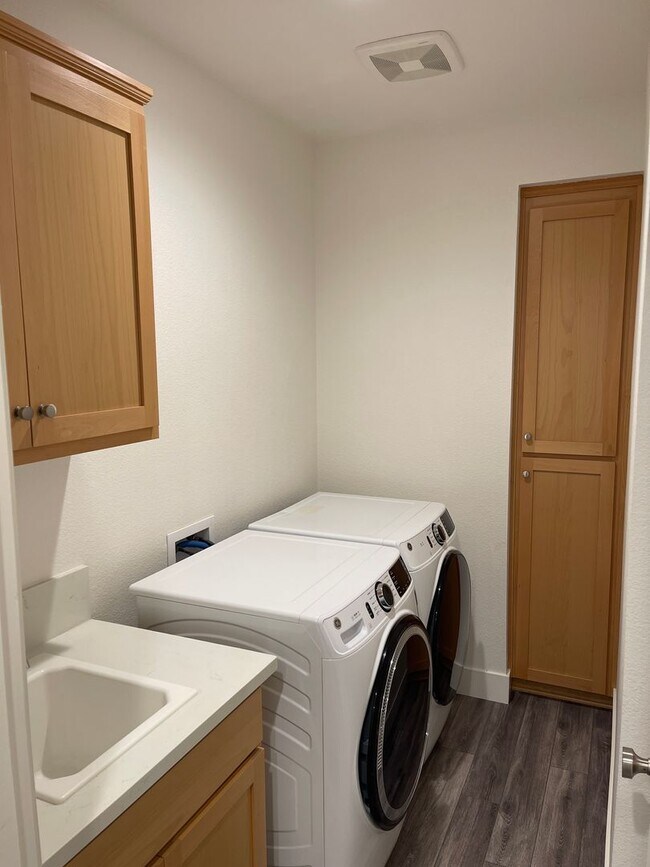 Building Photo - Chico Home for rent, 3 bed 2 bath, garage,...
