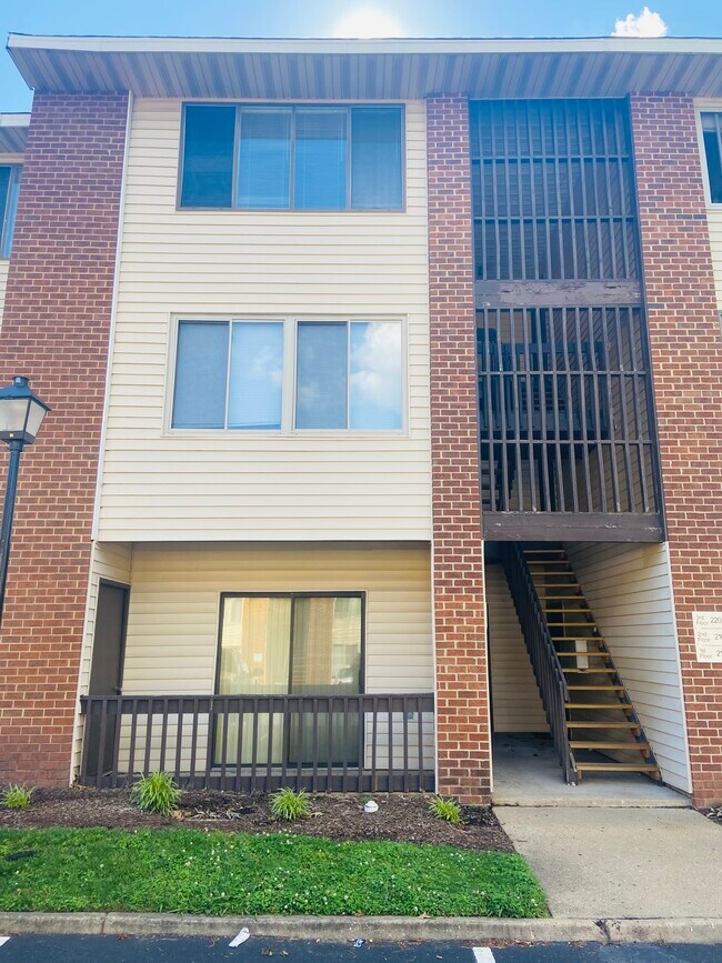 Building Photo - 220 Pacific Dr