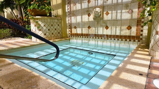 Building Photo - 630 S Sapodilla Ave