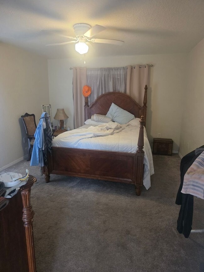Building Photo - Large 4 bedroom 2 bath House