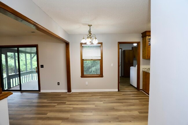 Building Photo - 806 Club Ln