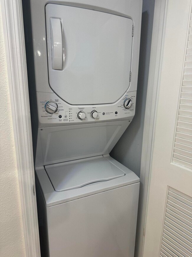 Building Photo - 533 NE 3rd Ave