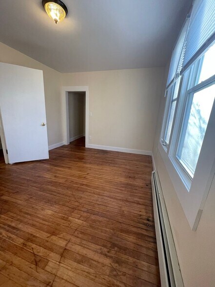 Building Photo - 45 1/2 Willow St