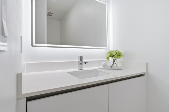 Building Photo - 220 Lake Shore Dr