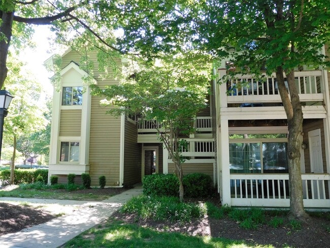 Building Photo - Commuter's Dream with Easy Living