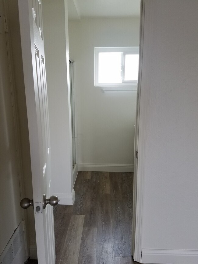 Building Photo - 518 Needham St