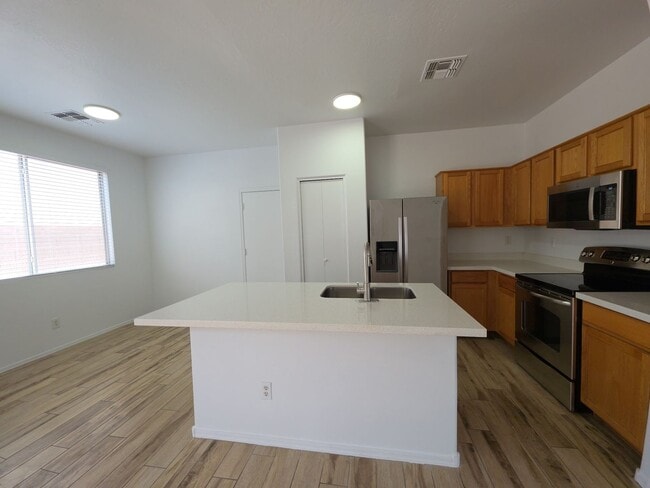 Building Photo - 51st Ave and Broadway, 3 bed, 2.5 bath, Fr...