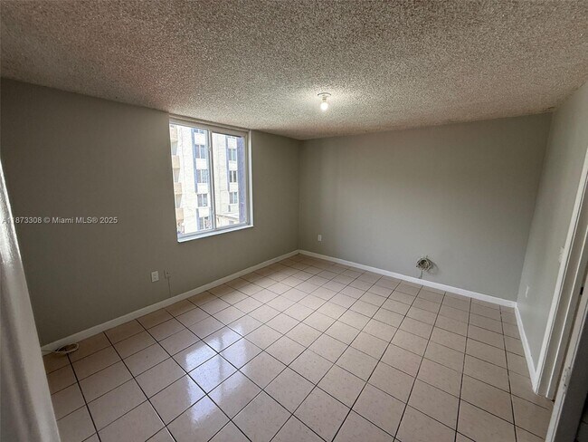Building Photo - 10000 NW 80th Ct