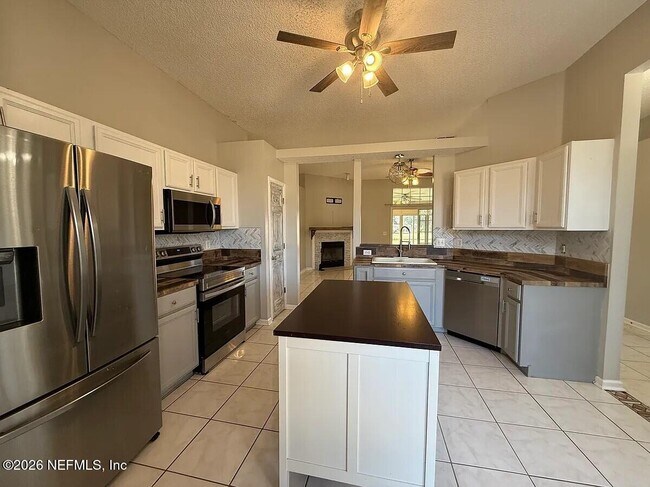 Building Photo - 913 Mackinaw Trail