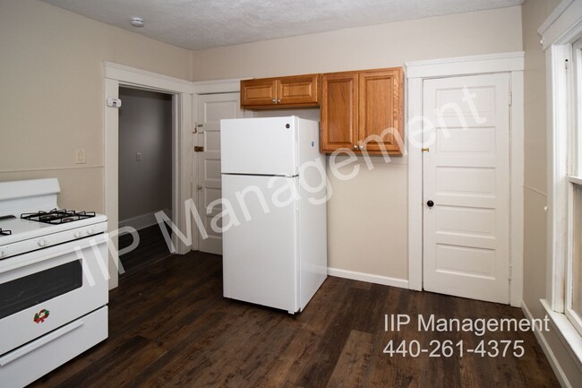 Building Photo - Charming and Spacious 2BR Upper Unit in Cl...