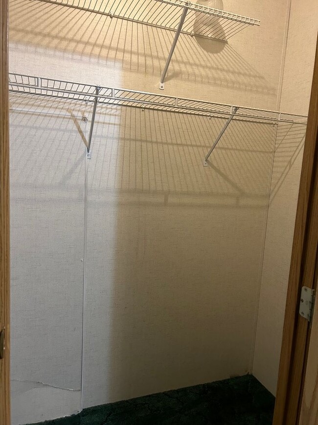 Building Photo - Cute Home Close to Everything