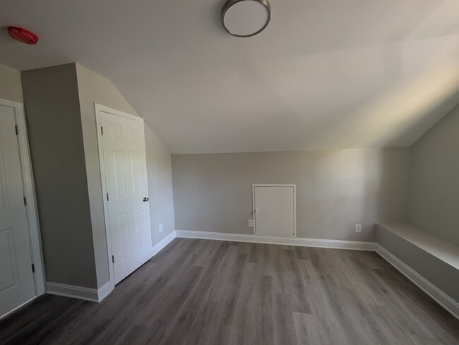 Building Photo - Room in House on Hart St