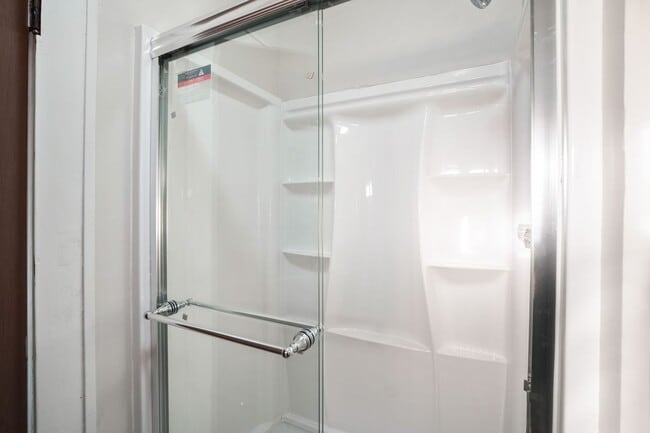 Building Photo - 3 BED 2 FULL BATH W/ OFFICE - AVAILABLE NOW