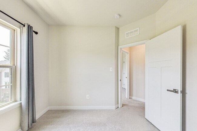 Building Photo - Meticulously Maintained 3 bedroom, 2.5 bat...