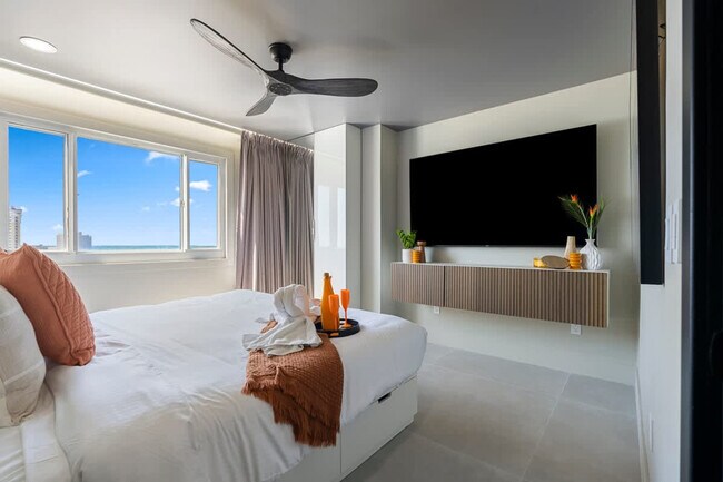 Building Photo - 8743 Thomas Dr