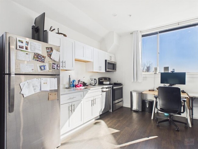 Building Photo - 1010 W 26th St