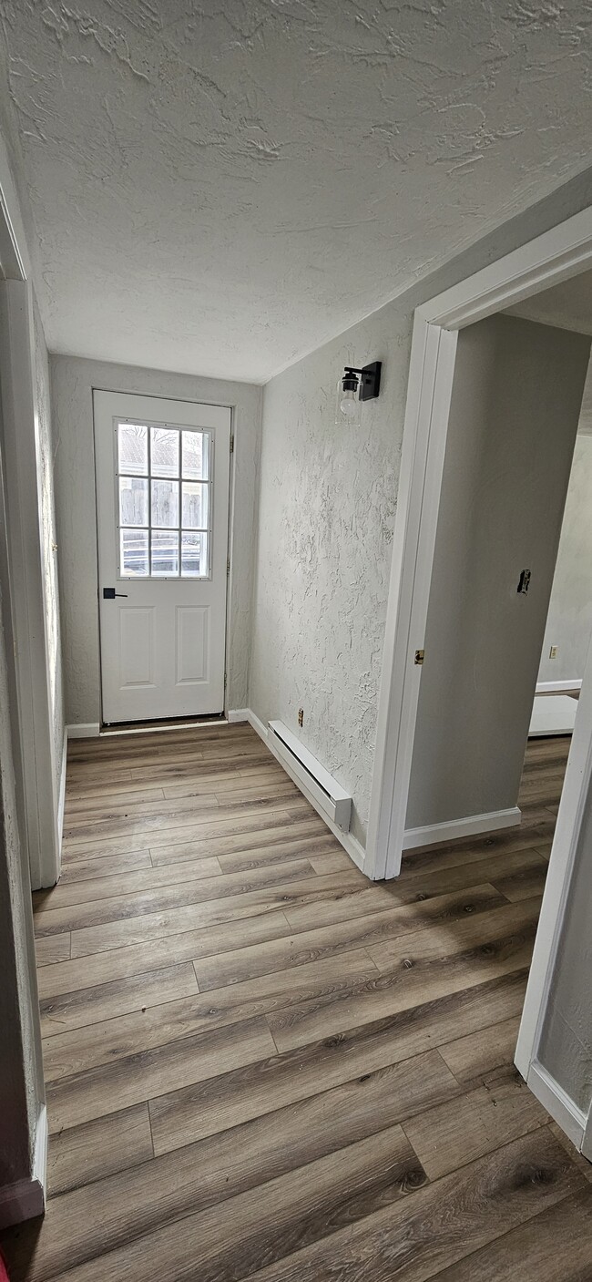 Building Photo - 585 Woodside Ave