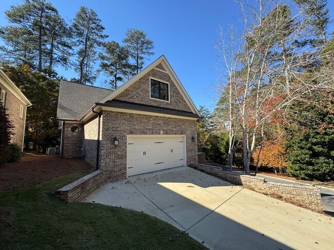 Building Photo - Grandeur Brick 4/3.5 with Bonus Room in Th...