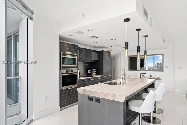 Building Photo - 200 Biscayne Blvd Way