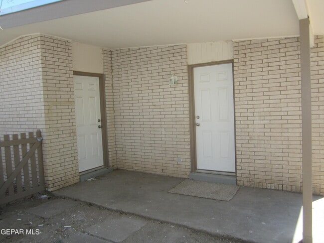 Building Photo - 305 Corvena Way