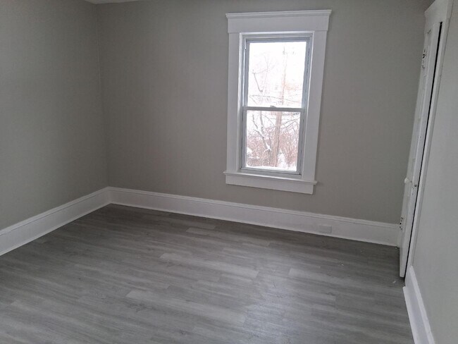 Building Photo - 1337 E 84th St