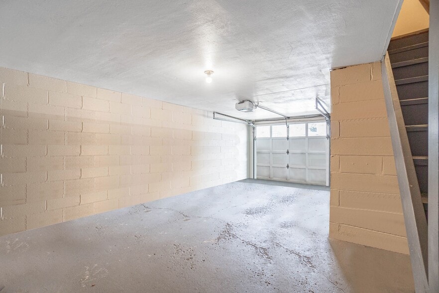 Garage - 21 Promenade St