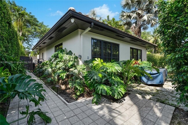 Building Photo - 100 E Dilido Dr