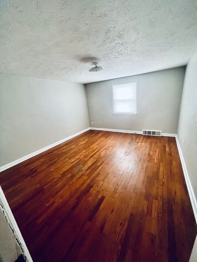 Building Photo - Large 2 bed 1 bath Duplex in Dundee!