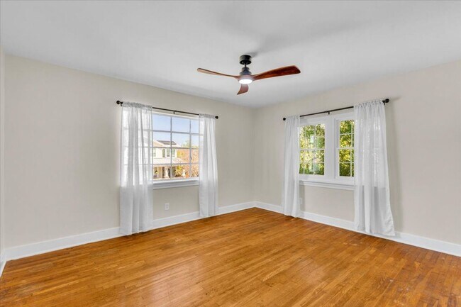 Building Photo - 2 bedroom off of Historic Victory Drive and minutes from Daffin Park