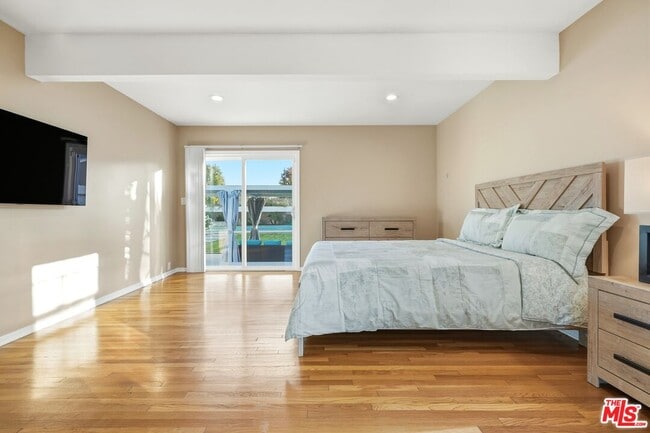 Building Photo - 15040 Hamlin St