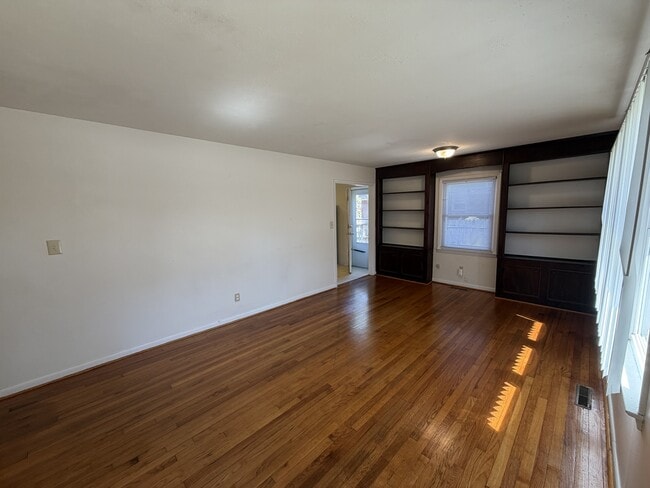 Building Photo - 1008 W Arlington Blvd