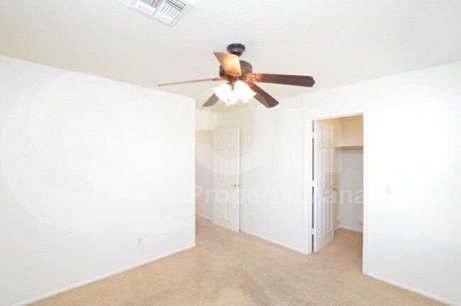 Building Photo - 3105 E Vallejo Dr