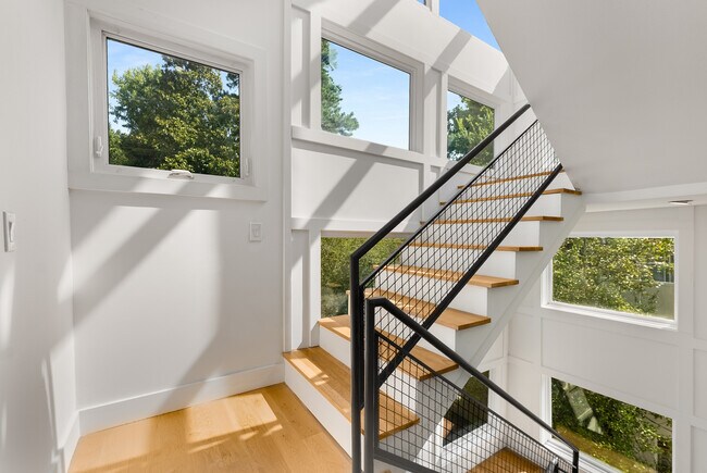 Building Photo - 335 Eureka Dr NE