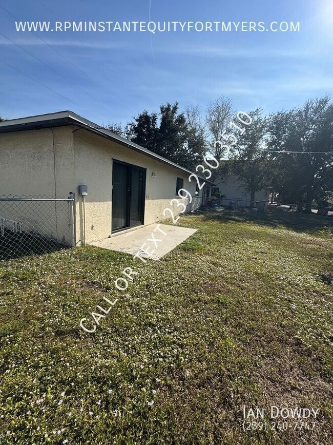 Building Photo - 3024 Santa Barbara Blvd