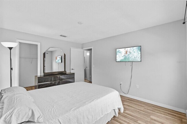 Building Photo - 9481 Highland Oak Dr