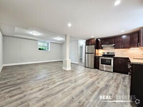 Building Photo - 2 bedroom in EVANSTON IL 60202